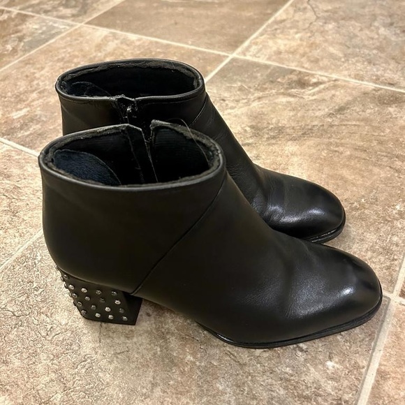 Elegant,stylish ankle boots - Picture 2 of 2